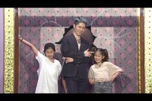 「人生が変わる1分間の深イイ話×しゃべくり007合体SP」より、MIYAVI親子。(c)日本テレビ