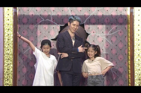 「人生が変わる1分間の深イイ話×しゃべくり007合体SP」より、MIYAVI親子。(c)日本テレビ