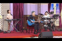 セッションを行うMIYAVI親子。(c)日本テレビ