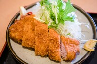 肉厚でジューシーなとんかつ。
