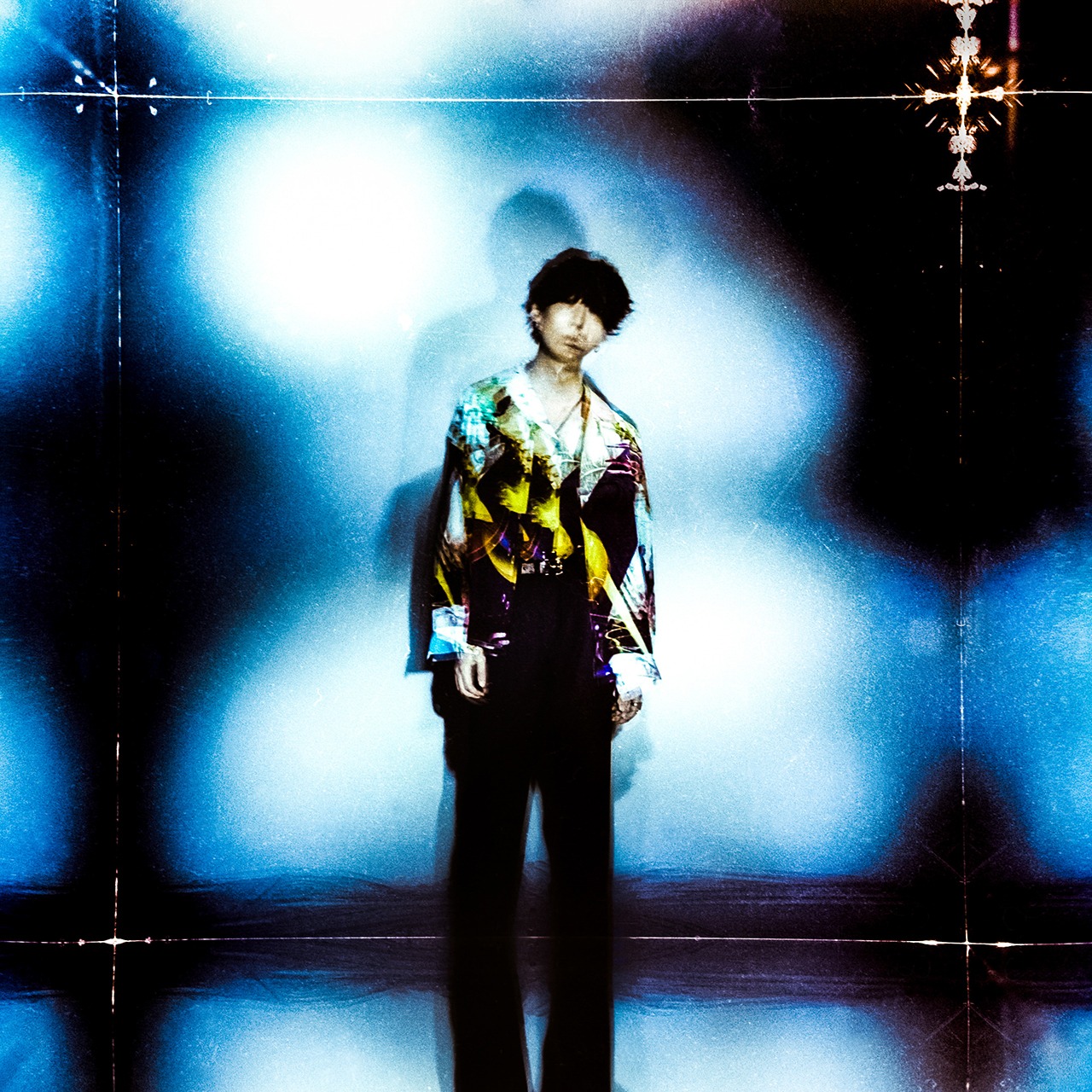 MR.OLIVE × AYANA INOUEコラボアイテムを着用した川谷絵音。