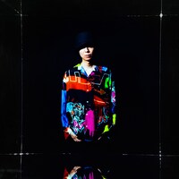 MR.OLIVE × AYANA INOUEコラボアイテムを着用した川谷絵音。