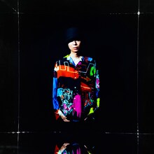 MR.OLIVE × AYANA INOUEコラボアイテムを着用した川谷絵音。