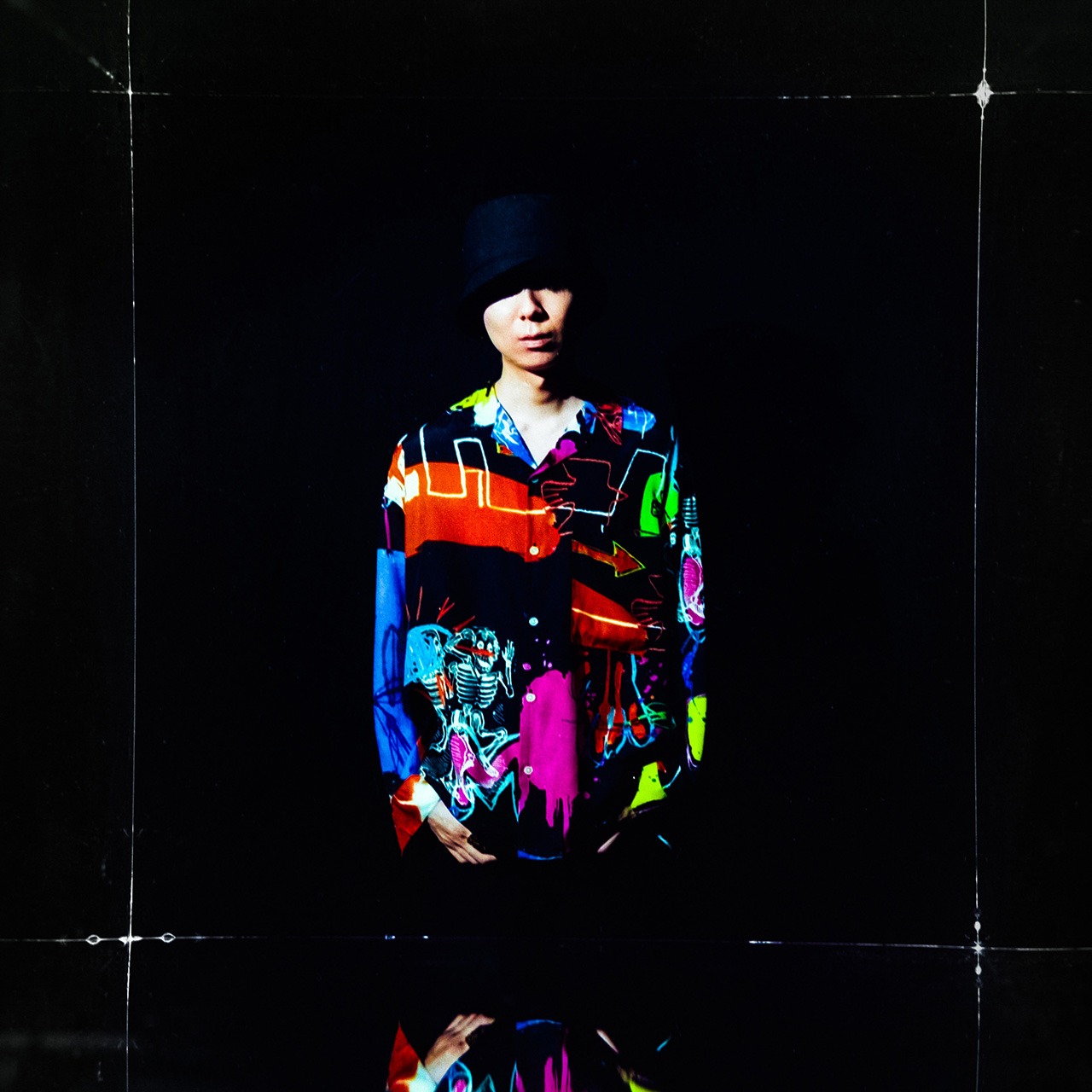 MR.OLIVE × AYANA INOUEコラボアイテムを着用した川谷絵音。