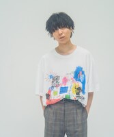 MR.OLIVE × AYANA INOUEコラボアイテムを着用した川谷絵音。