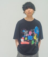 MR.OLIVE × AYANA INOUEコラボアイテムを着用した川谷絵音。