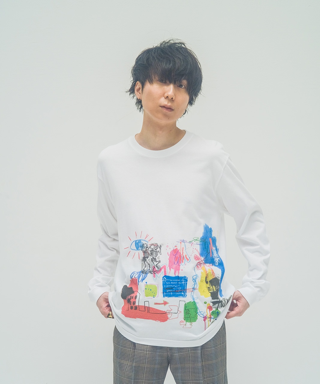 MR.OLIVE × AYANA INOUEコラボアイテムを着用した川谷絵音。