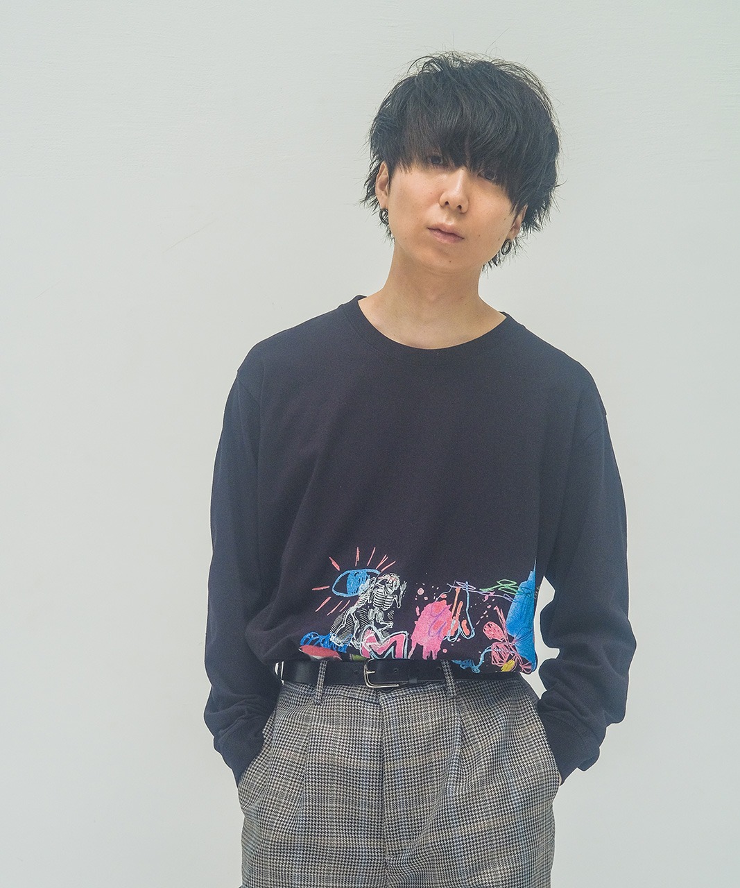 MR.OLIVE × AYANA INOUEコラボアイテムを着用した川谷絵音。