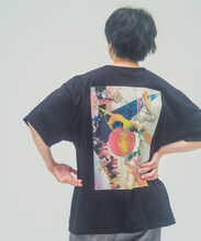 MR.OLIVE × AYANA INOUEコラボアイテムを着用した川谷絵音。