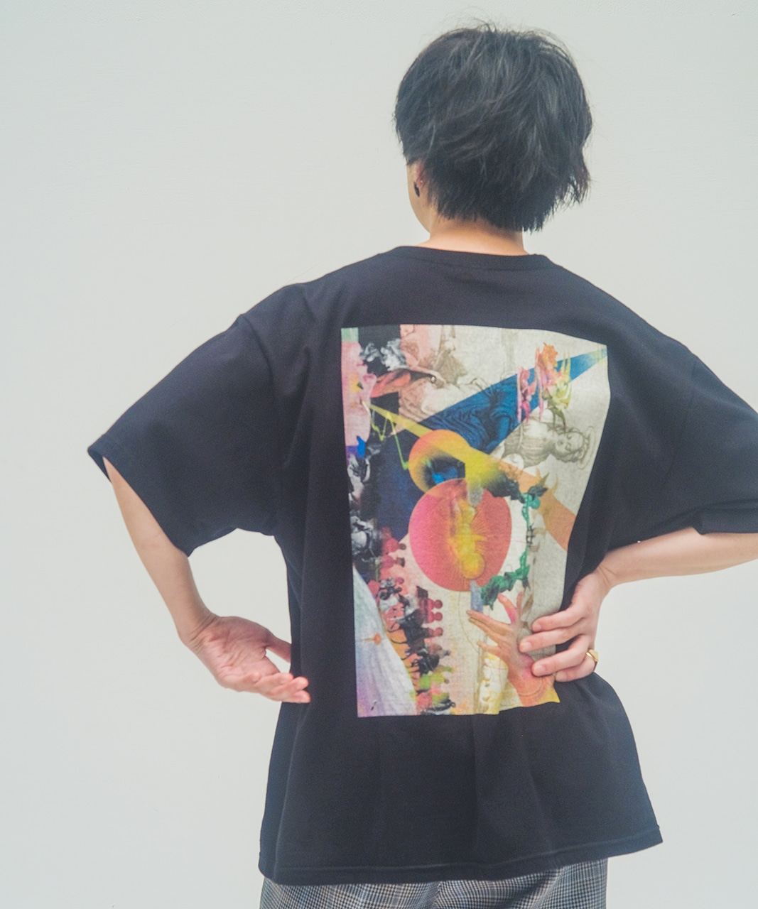 MR.OLIVE × AYANA INOUEコラボアイテムを着用した川谷絵音。