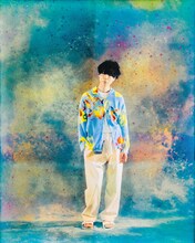 MR.OLIVE × AYANA INOUEコラボアイテムを着用した川谷絵音。