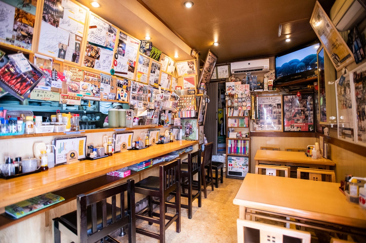 暖簾をくぐってすぐに飛び込んでくるのはSHISHAMOのポスターやサインの数々。ファン垂涎のアイテムが壁をぎっしりと埋め尽くしている。