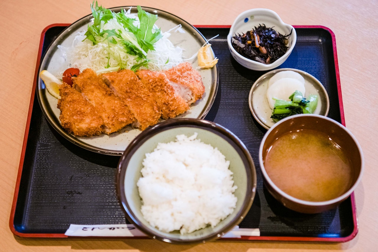 とんかつ定食はとんかつ、小鉢、漬物、味噌汁、ごはんで1300円。