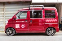 とんかつ華家のSHISHAMO推しは店内にとどまらず、ワゴンまでSHISHAMO仕様となっている。