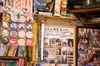 缶バッジや銀テープはタワーレコードのグッズを使ってきれいに収納されている。天谷さんの几帳面な性格が伝わる。