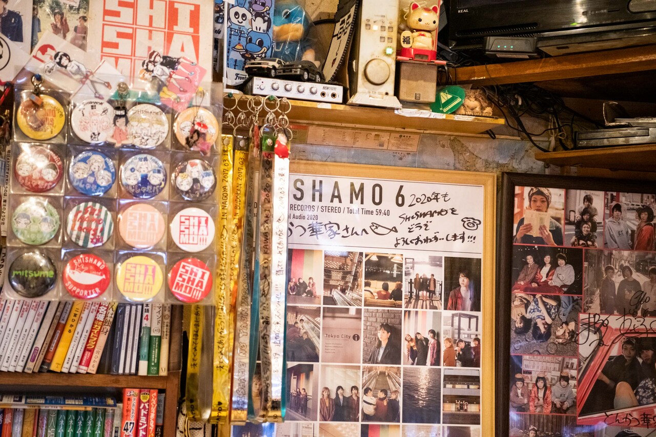 缶バッジや銀テープはタワーレコードのグッズを使ってきれいに収納されている。天谷さんの几帳面な性格が伝わる。