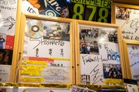 2012年にSHISHAMOが初めて書いたサイン。Oに入ったスラッシュはたまたま書き入れてしまったそうだが、今でもこのバージョンが使用されている。