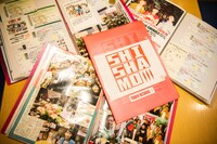 天谷さんお手製のスクラップブックの一部。ライブの記録はもちろん、雑誌やWebの記事までくまなくチェックしているそうで、彼女たちの写真と共にファイリングされている。