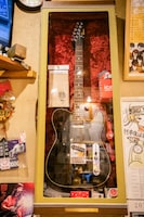 宮崎朝子シグネチャーモデルのギター。天谷さんは毎晩自宅に持ち帰り、お店を開けるときに再び飾るという。