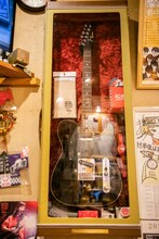 宮崎朝子シグネチャーモデルのギター。天谷さんは毎晩自宅に持ち帰り、お店を開けるときに再び飾るという。