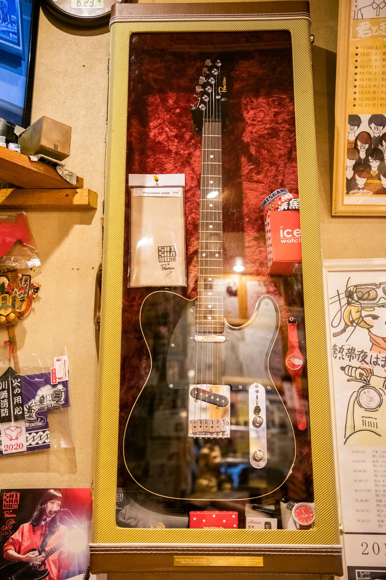 宮崎朝子シグネチャーモデルのギター。天谷さんは毎晩自宅に持ち帰り、お店を開けるときに再び飾るという。