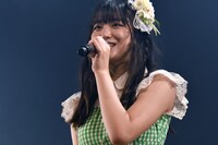 ファンに向けて挨拶するリーダー吉田万葉。