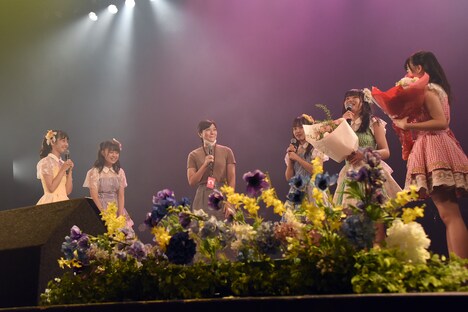 鈴木Pに花束を贈るハコムスメンバー。