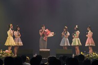 挨拶を述べる鈴木P（中央）。