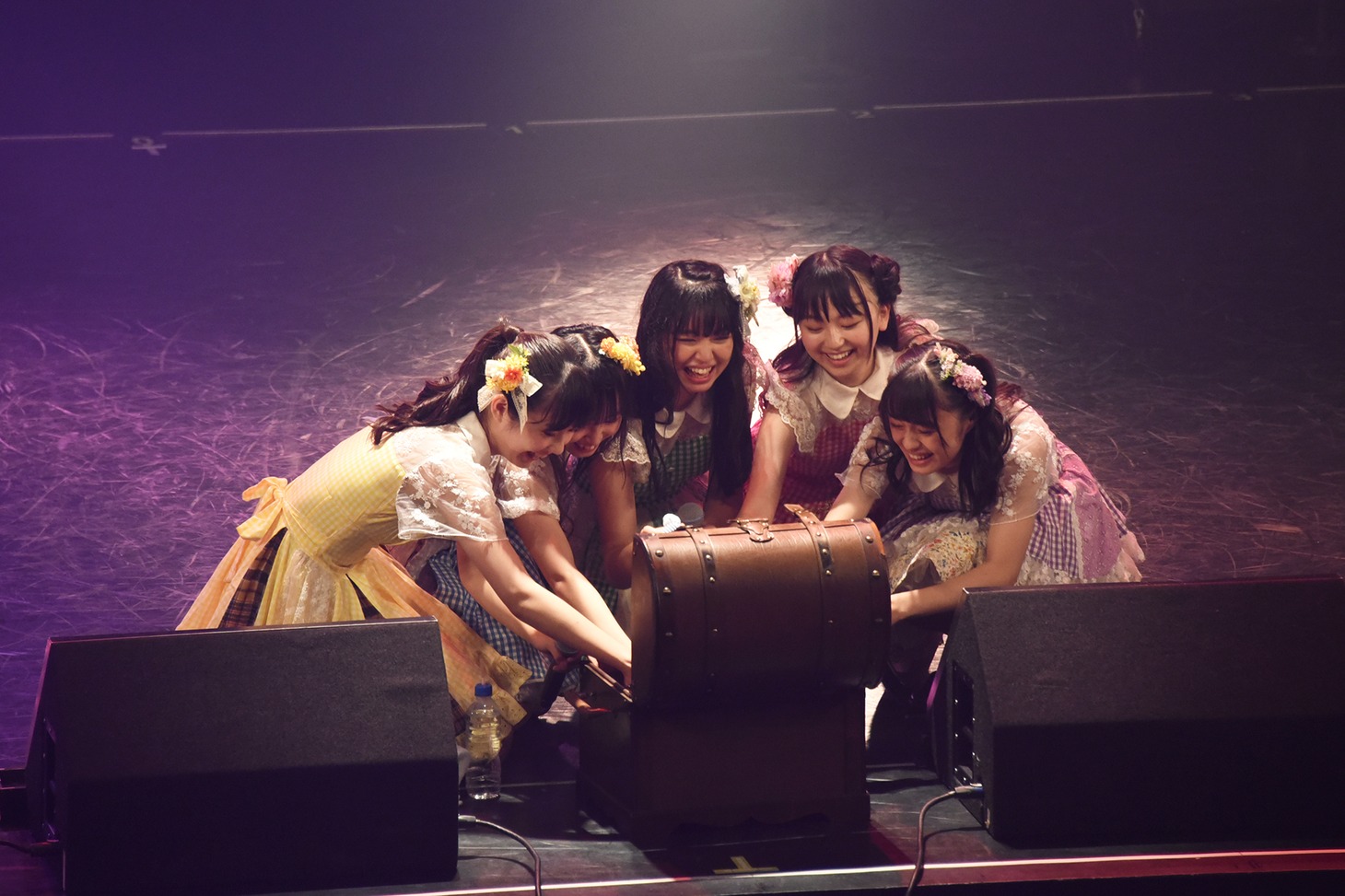 宝箱からテディベアを取り出すハコムス。