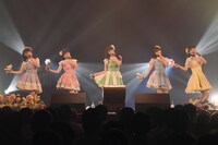 テディベアを持って「私たちの宝バコ」を歌うハコムス。