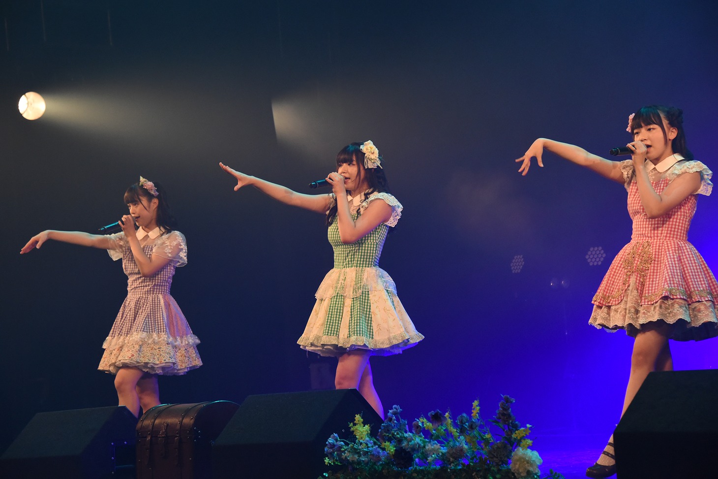 Qlair「お引っ越し」を歌う依田彩花、吉田万葉、井上姫月。