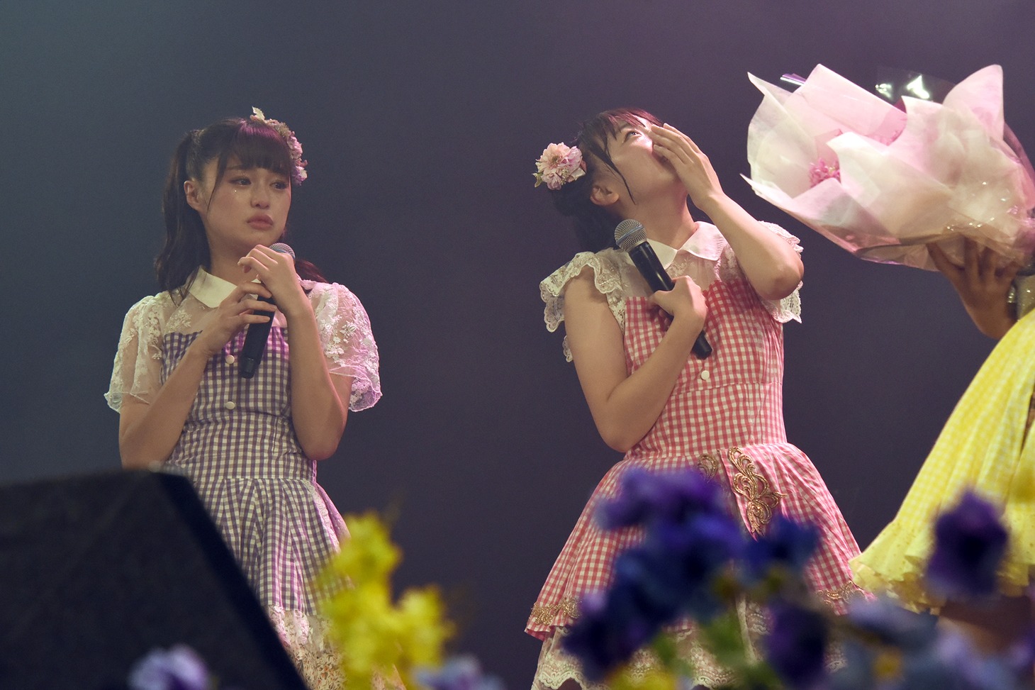 誕生日をサプライズで祝われて驚く依田彩花と井上姫月。