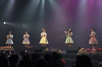 1期メンバー門前亜里からの手紙を読み上げる吉田万葉（右から2番目）。