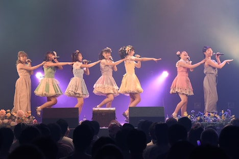 1期メンバーの門前亜里、我妻桃実と一緒に踊るハコムス。