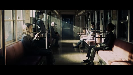 TRI4TH「The Light feat.岩間俊樹（SANABAGUN.）」ミュージックビデオのワンシーン。