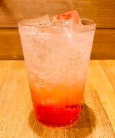 「nuts a tea 'cafe」のオリジナルメニュー「ワイエムピーチサワー」。