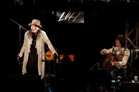 SION with Kazuhiko Fujii「SION LIVE STREAMING 『元気でやってるでしょうか』」より。（撮影：麻生徹）