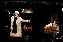 SION with Kazuhiko Fujii「SION LIVE STREAMING 『元気でやってるでしょうか』」より。（撮影：麻生徹）