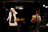 SION with Kazuhiko Fujii「SION LIVE STREAMING 『元気でやってるでしょうか』」より。（撮影：麻生徹）