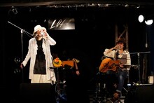 SION with Kazuhiko Fujii「SION LIVE STREAMING 『元気でやってるでしょうか』」より。（撮影：麻生徹）