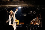 SION with Kazuhiko Fujii「SION LIVE STREAMING 『元気でやってるでしょうか』」より。（撮影：麻生徹）