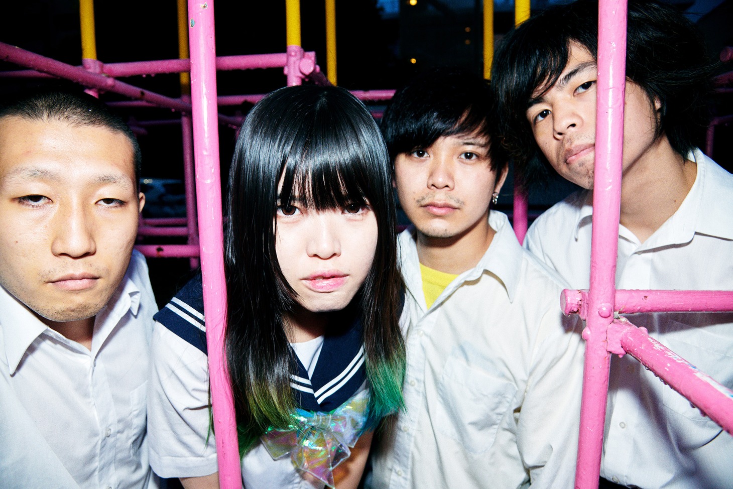 東京恋慕。左からのりとも（B）、ドクガエル（Vo）、忍煮苦二郎（Dr）、ソムチャイ（G）。