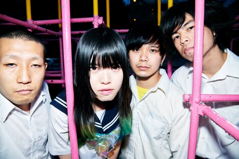 東京恋慕。左からのりとも（B）、ドクガエル（Vo）、忍煮苦二郎（Dr）、ソムチャイ（G）。