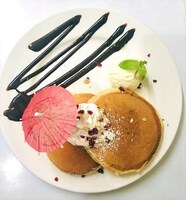 「nuts a tea 'cafe」のオリジナルメニュー「ホワイトレインコートパン」。