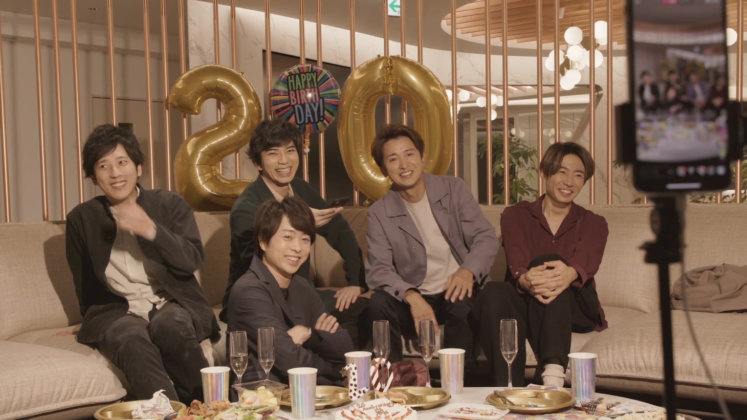 Netflixにて全世界独占配信中「ARASHI's Diary -Voyage-」より第12話「デジタルの世界へ」の場面カット。