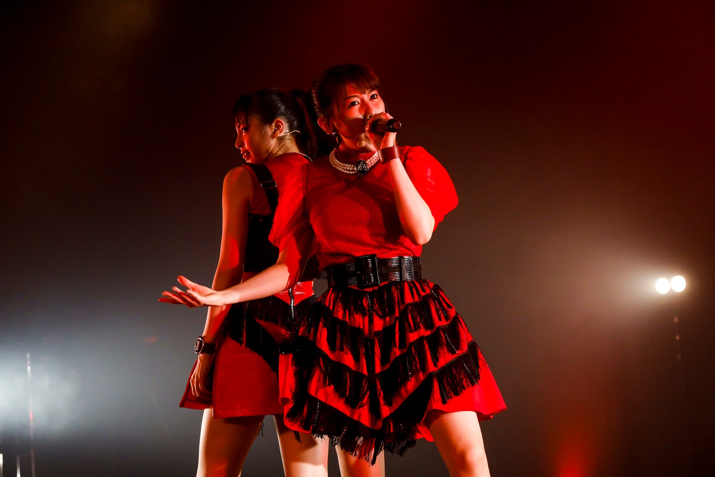 左から愛来、鈴木萌花。（写真提供：スターダストプロモーション）