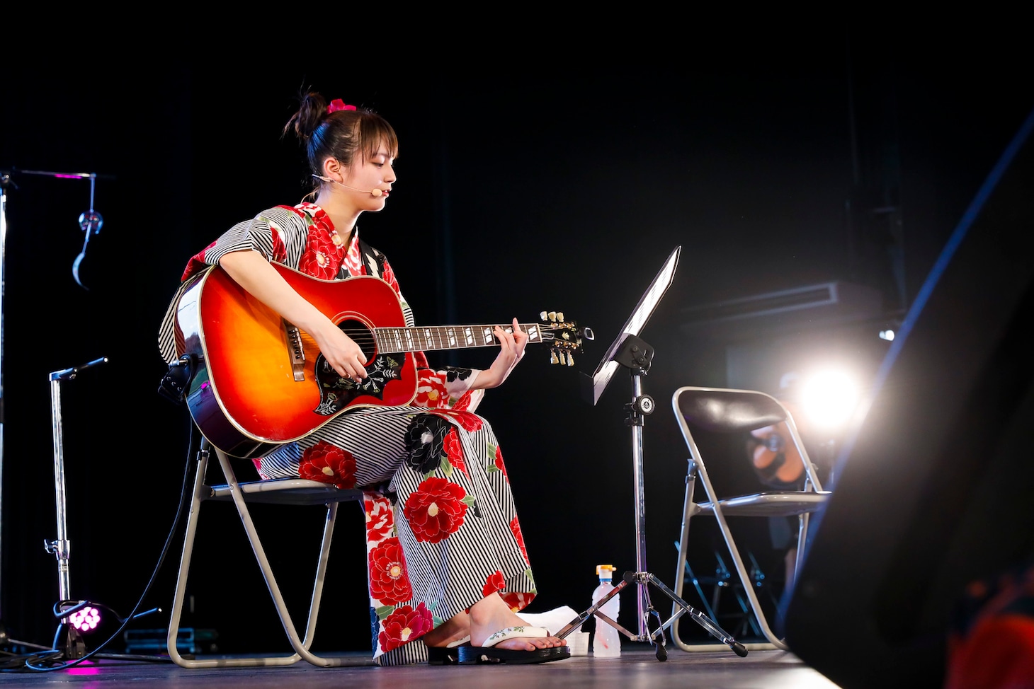 アコースティックギターで弾き語りする愛来。（写真提供：スターダストプロモーション）