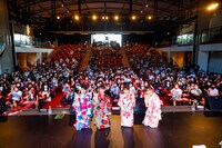 ファンと記念撮影するアメフラっシ。（写真提供：スターダストプロモーション）