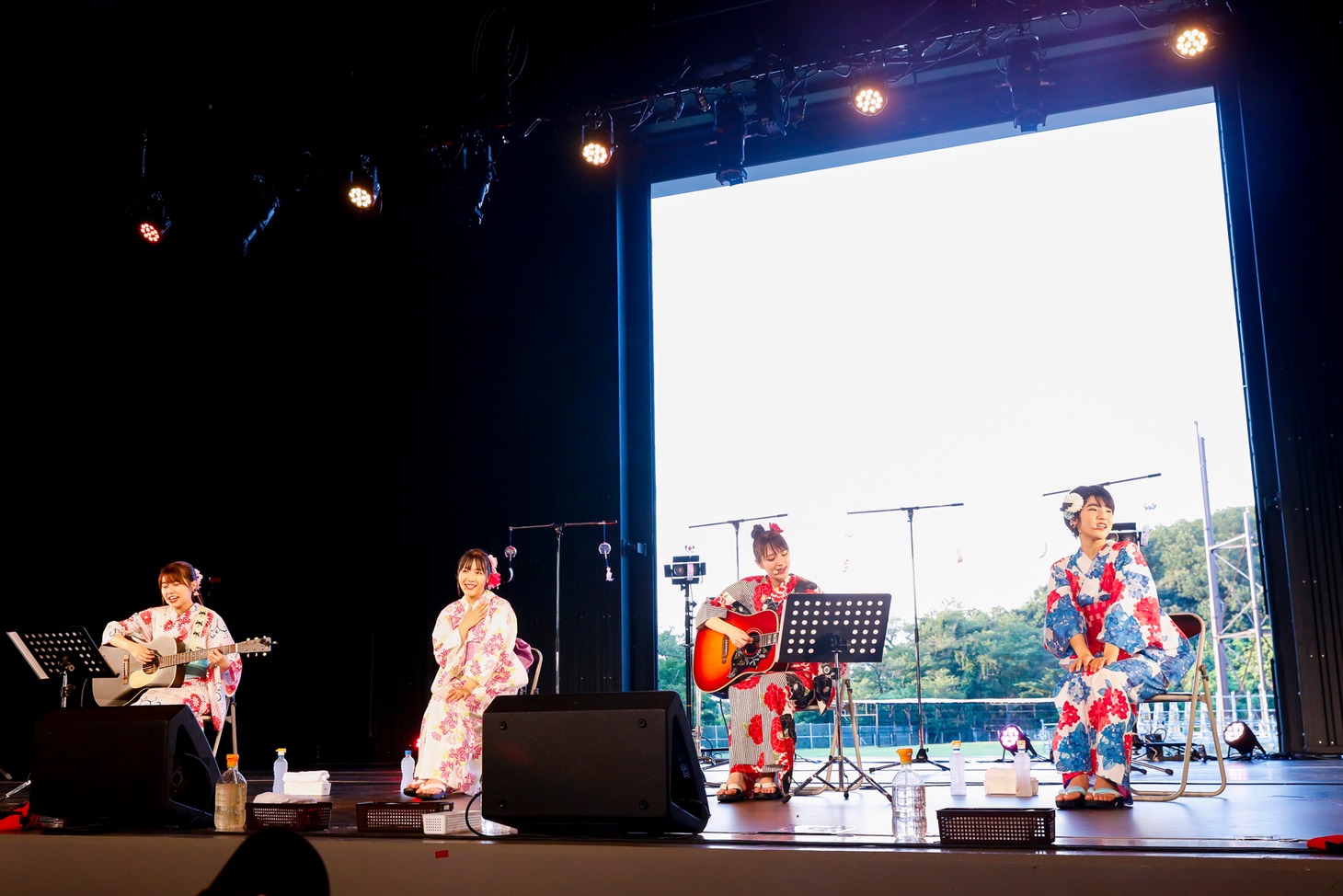 浴衣姿でアコースティックライブを披露するアメフラっシ。（写真提供：スターダストプロモーション）
