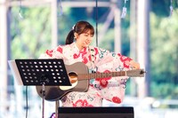 アコースティックギターで弾き語りする鈴木萌花。（写真提供：スターダストプロモーション）